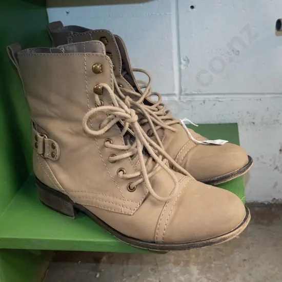 Pair of beige boots (size 8) 