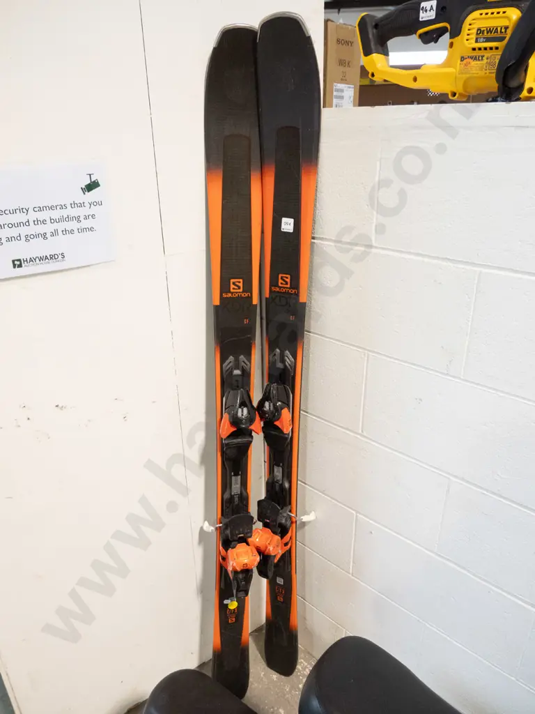 Red and black Salomon skis Image 1++
