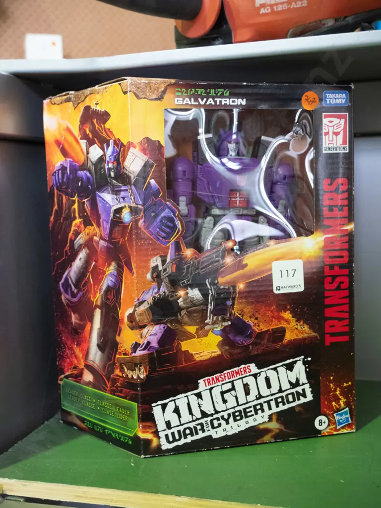 Transformers 'Kingdom War for Cybertron' figurine.  Image 1++