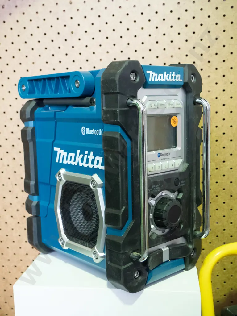 Makita blue radio Image 1++