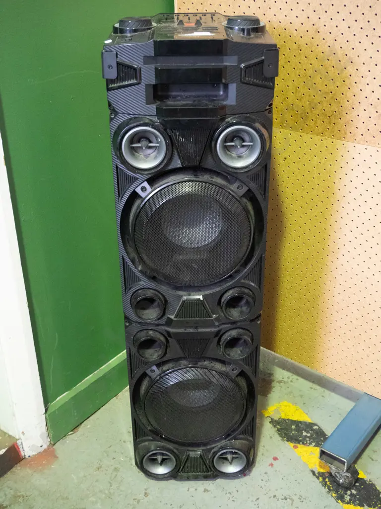 Veon portable stereo system - no power cord Image 1++