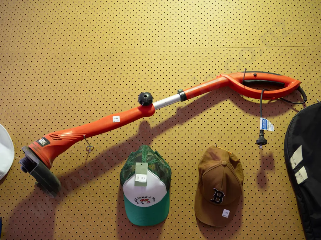 Black & Decker corded line trimmer- some damage Image 1++