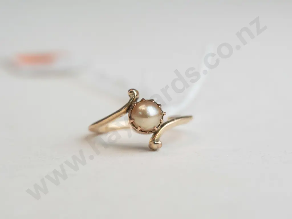 gold ring with pearl in set Image 1++