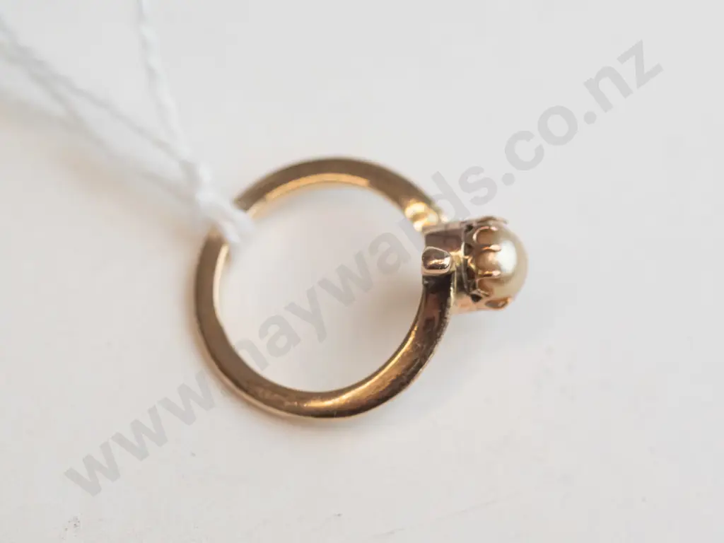gold ring with pearl in set Image 1++