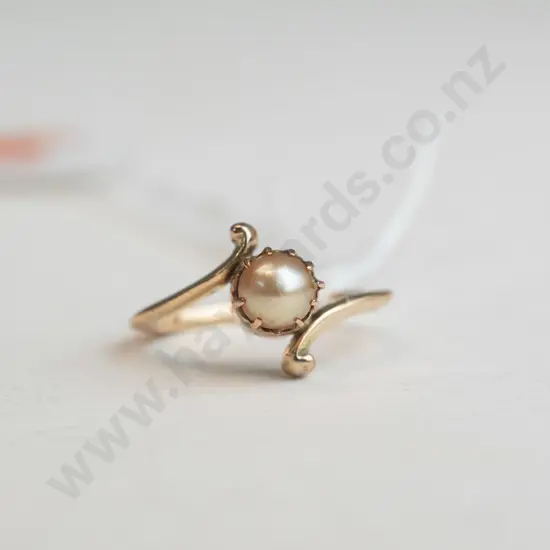 gold ring with pearl in set