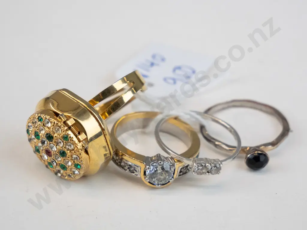 4 assorted costume rings Image 1++