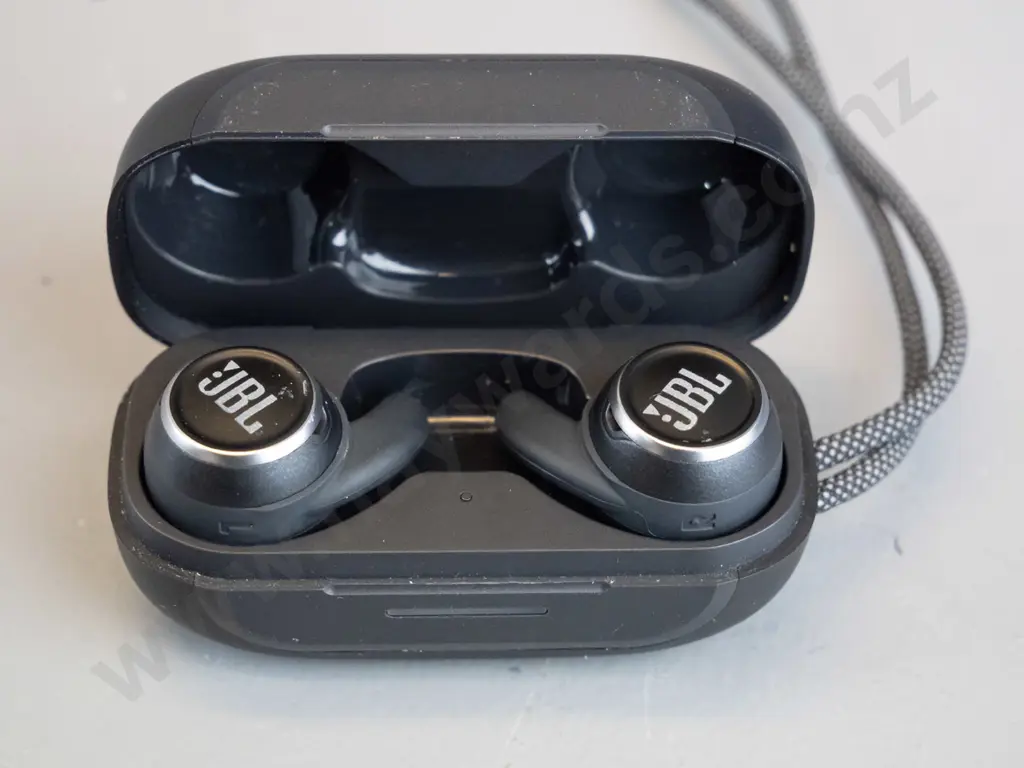 JBL ear buds in black charging case 1 Image 1++