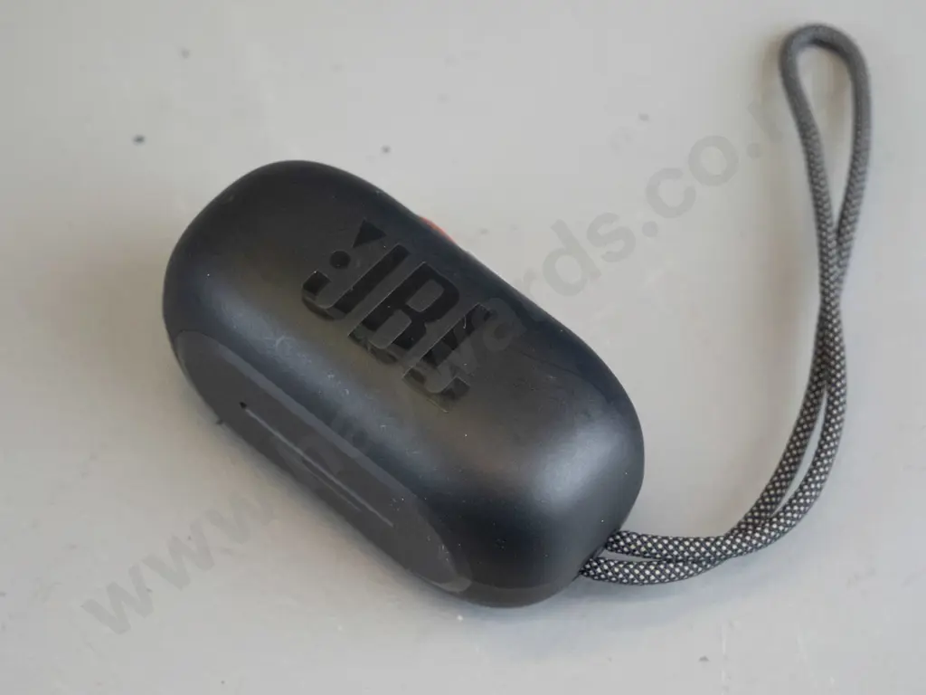 JBL ear buds in black charging case 1 Image 1++