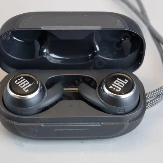 JBL ear buds in black charging case 1