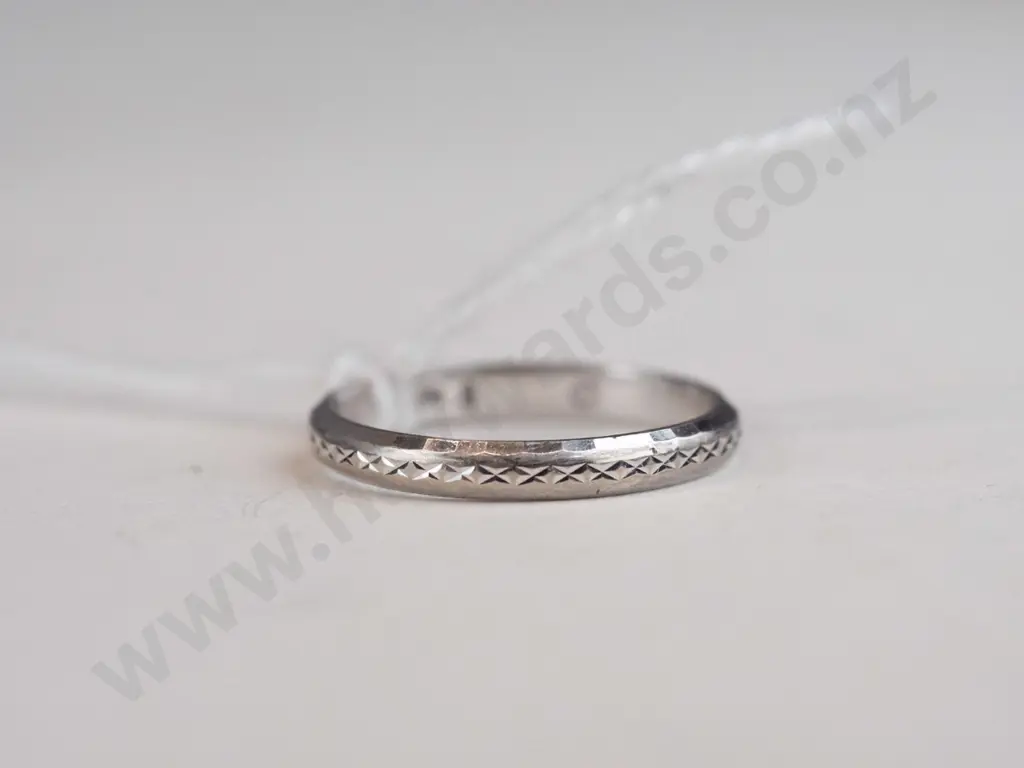 Thin silver ring - Has crosshatching designs around the band. Image 1++