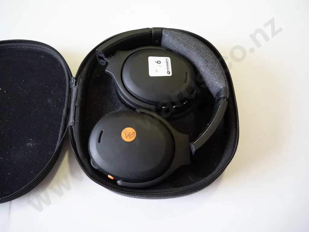 17 - Skull Candy over ear headphones in a black case. Image 1++