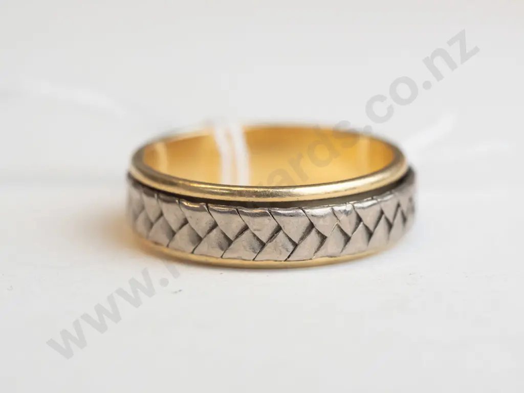 18ct ring with fish tail detailing  Image 1++