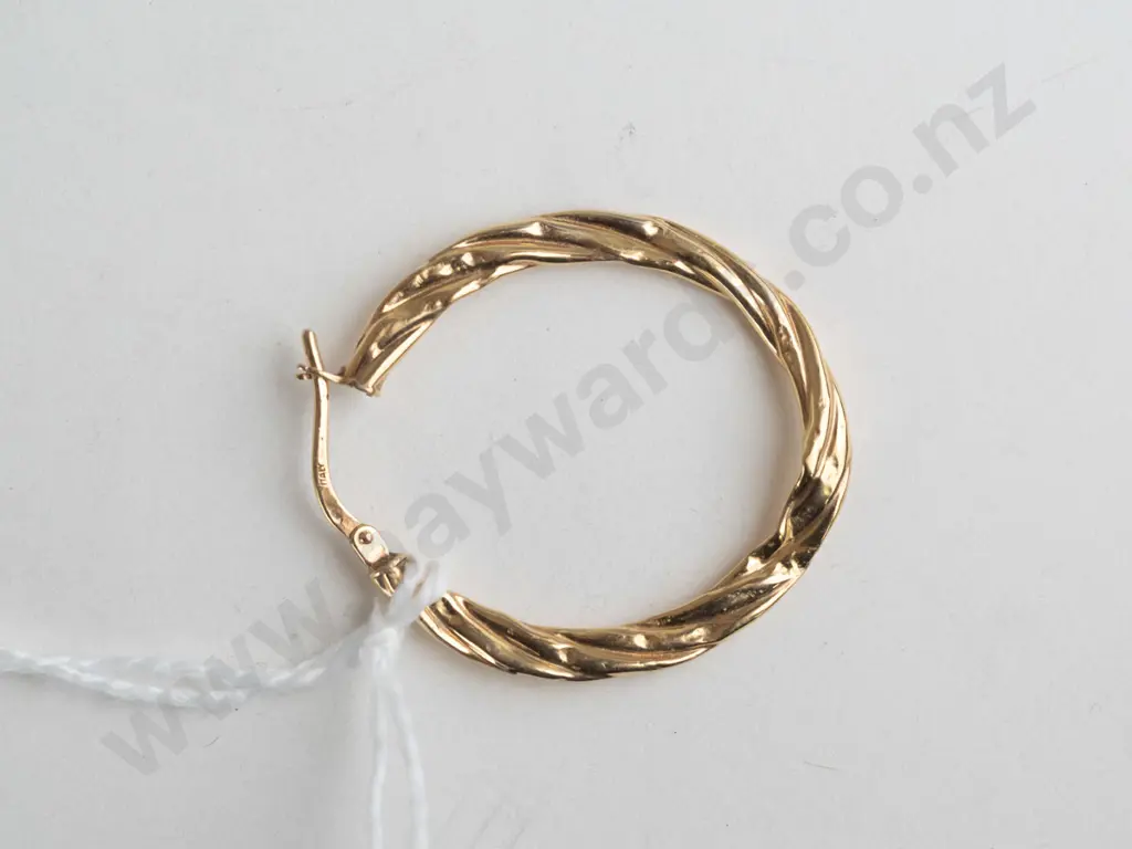 9ct gold earring (damaged). Image 1++