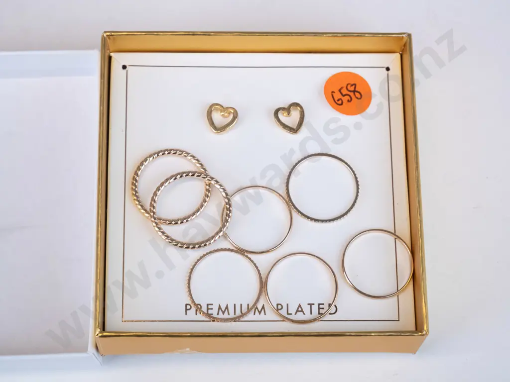 Lovisa Box with 7 golden rings, pair of earrings Image 1++