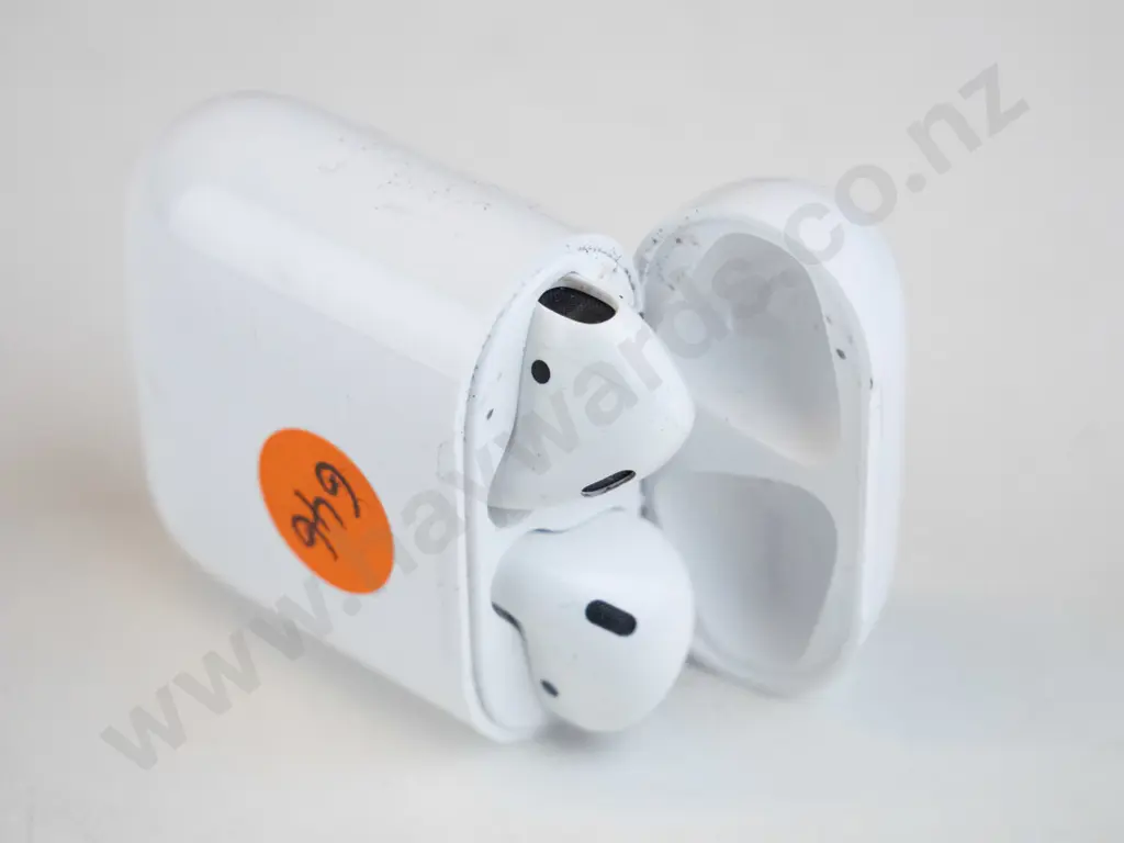 1x white ear buds  Image 1++