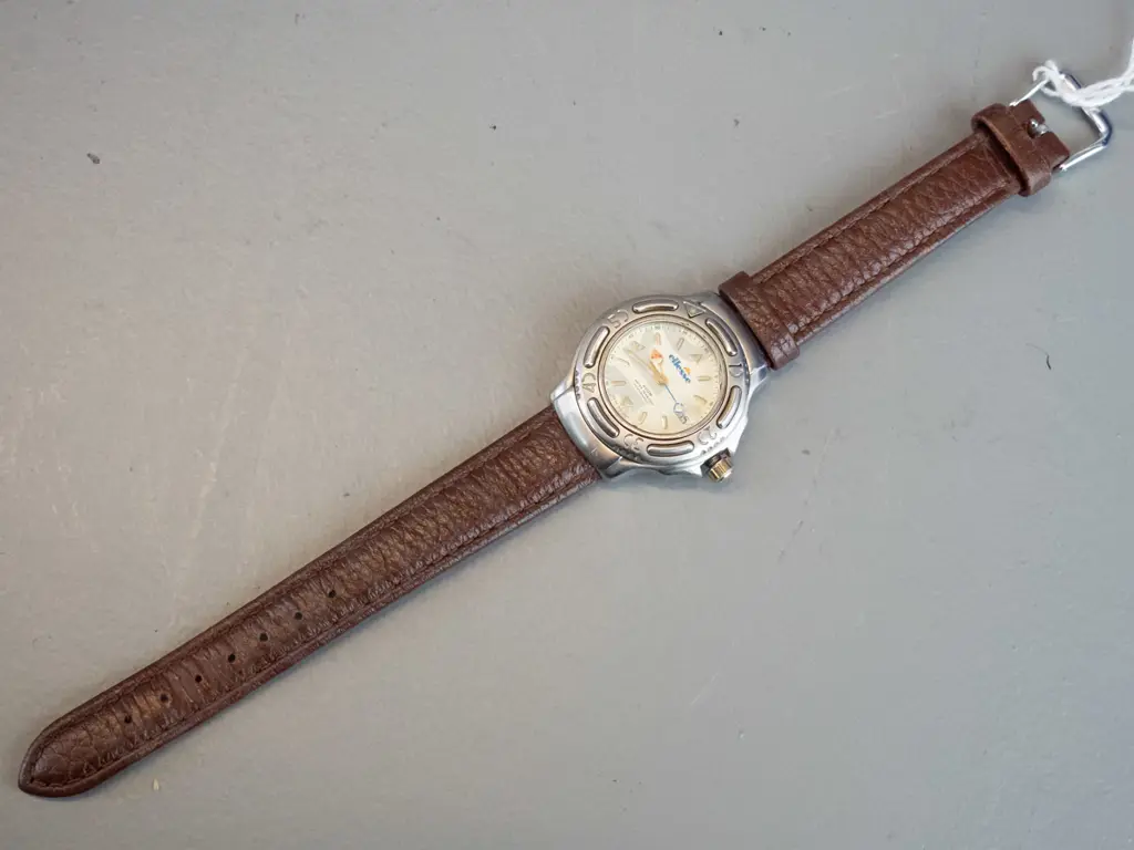 Ellese analogue watch, leather strap Image 1++
