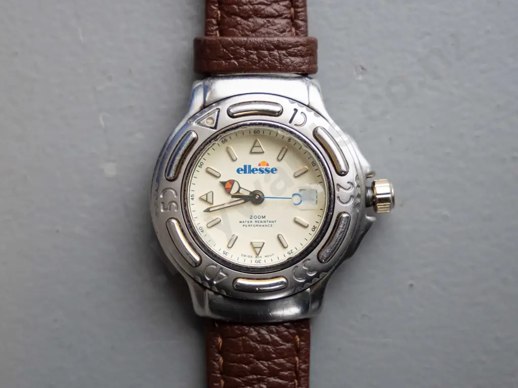 Ellese analogue watch, leather strap Image 1++