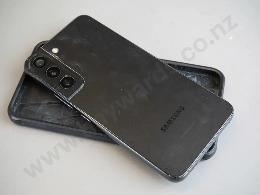 Black Samsung phone with black phone case. Image 1++