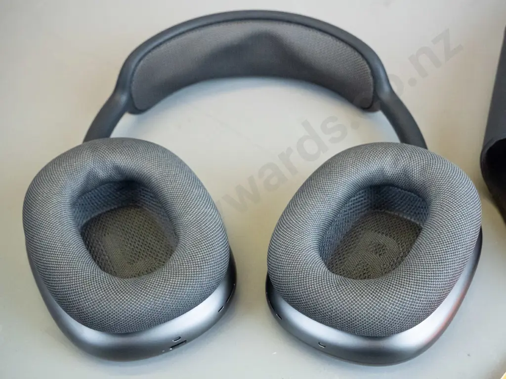 Grey Apple airpods max in case Image 1++