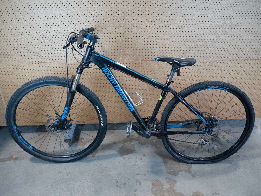 Rocky Mountain - mountain bike - black and blue  Image 1++