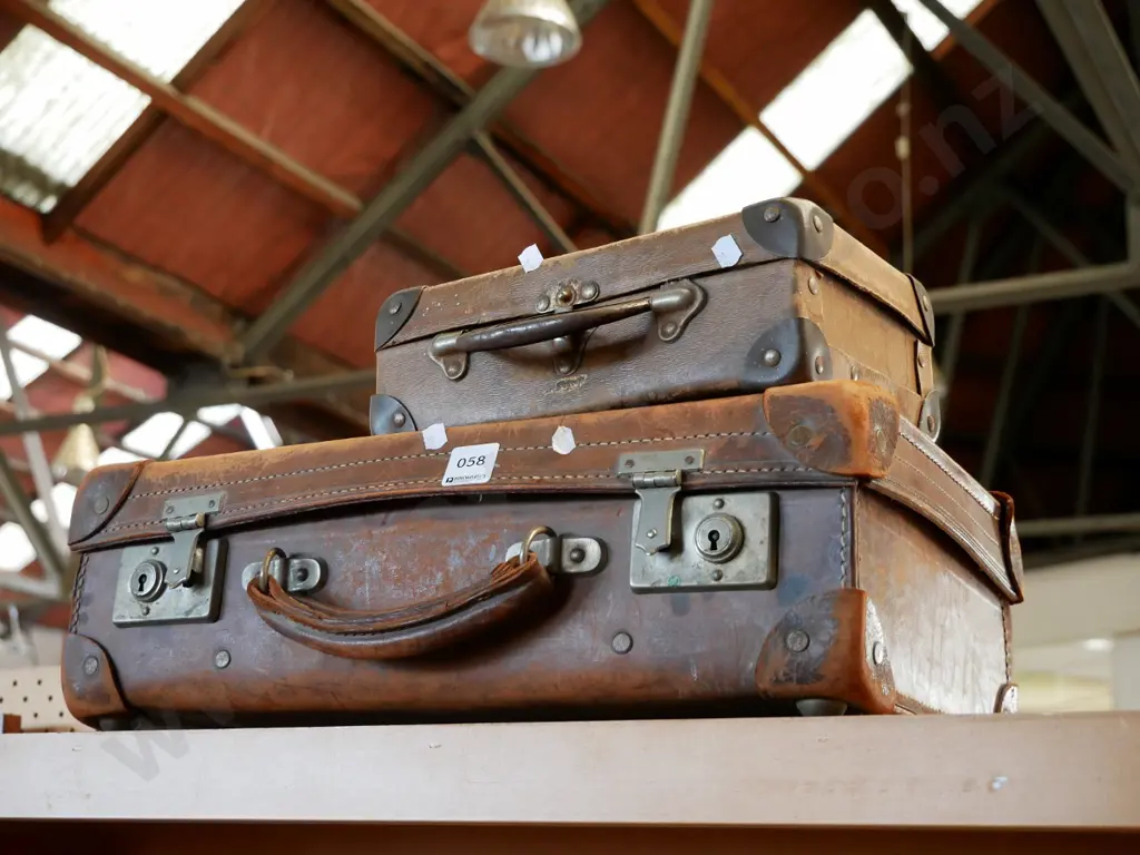 1 leather suitcase and 1 child's case Image 1++