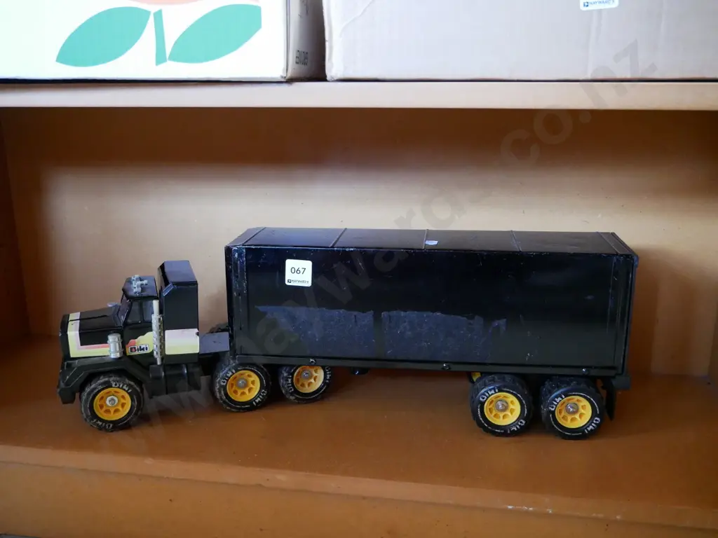 child's toy truck and trailer unit Image 1++