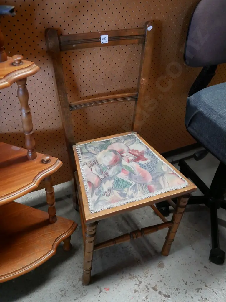 small wooden upholstered turned leg chair Image 1++