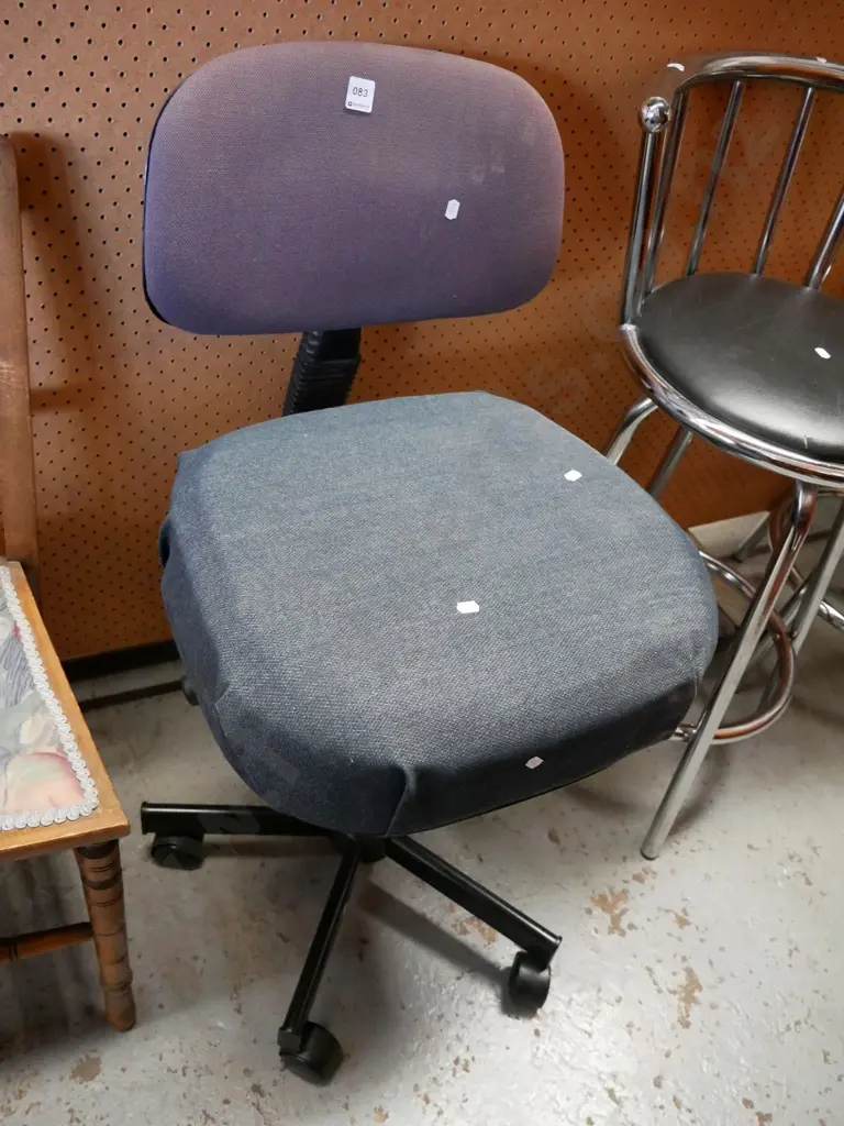 badly upholstered office chair Image 1++