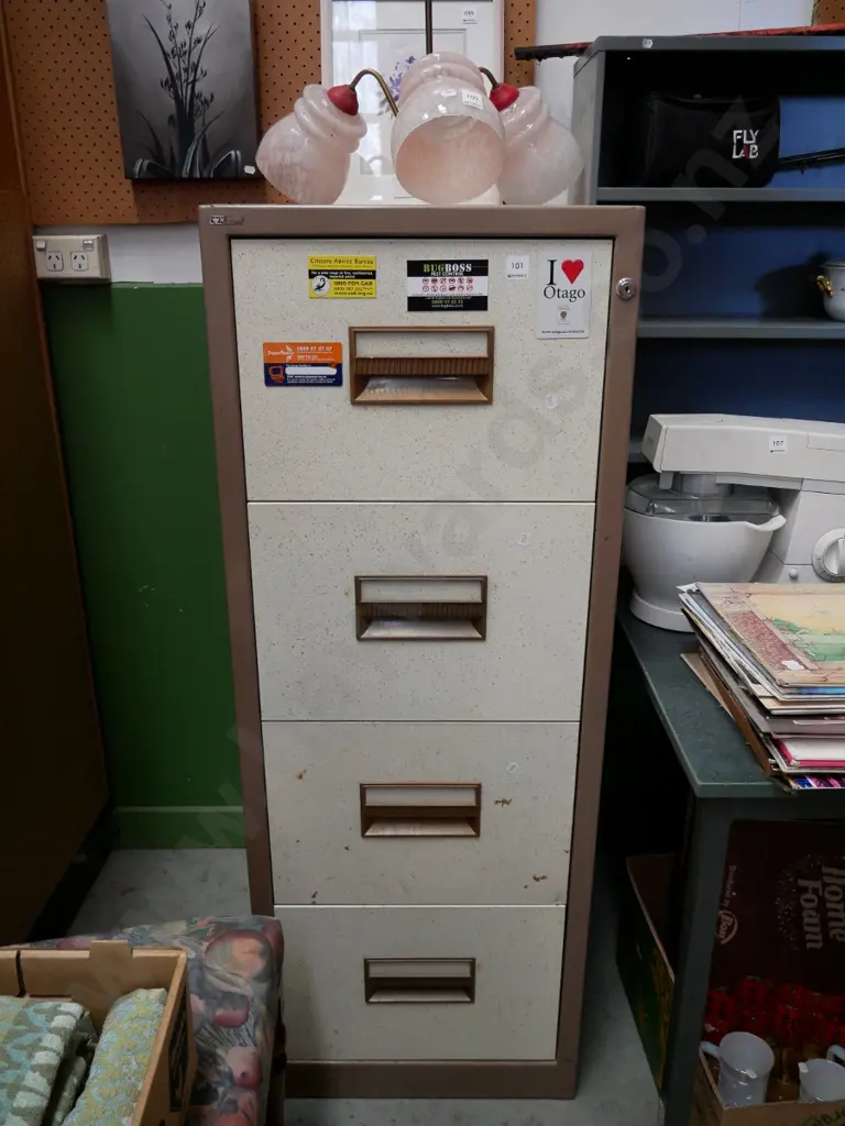 4 drawer filing cabinet - no key Image 1++