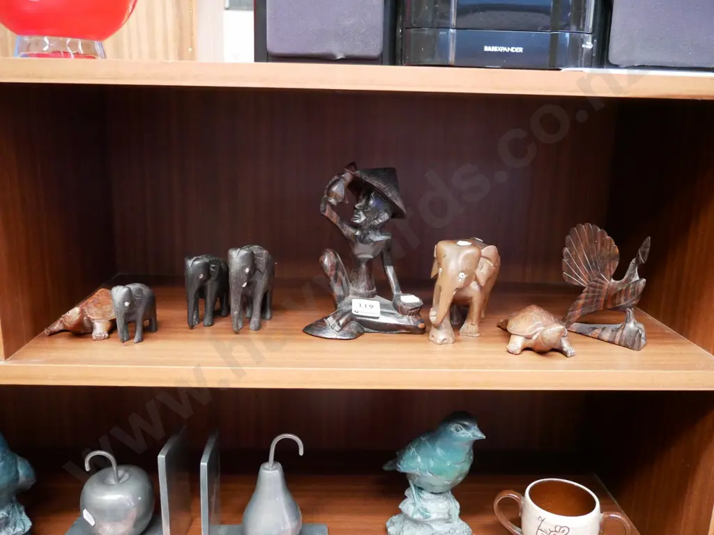 shelf; carved wooden souvenir items Image 1++