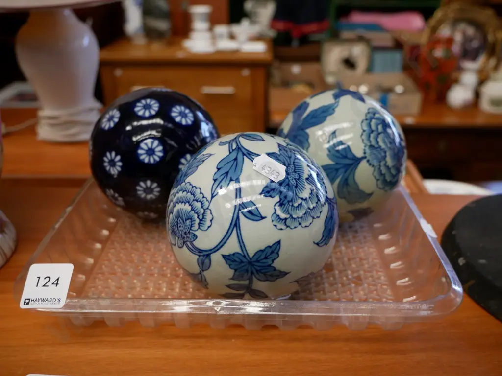 3 decorative ceramic balls Image 1++