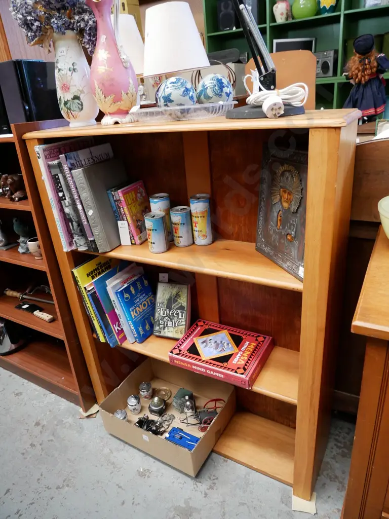 solid rimu bookcase H- 1170, W- 970, D- 260 Image 1++