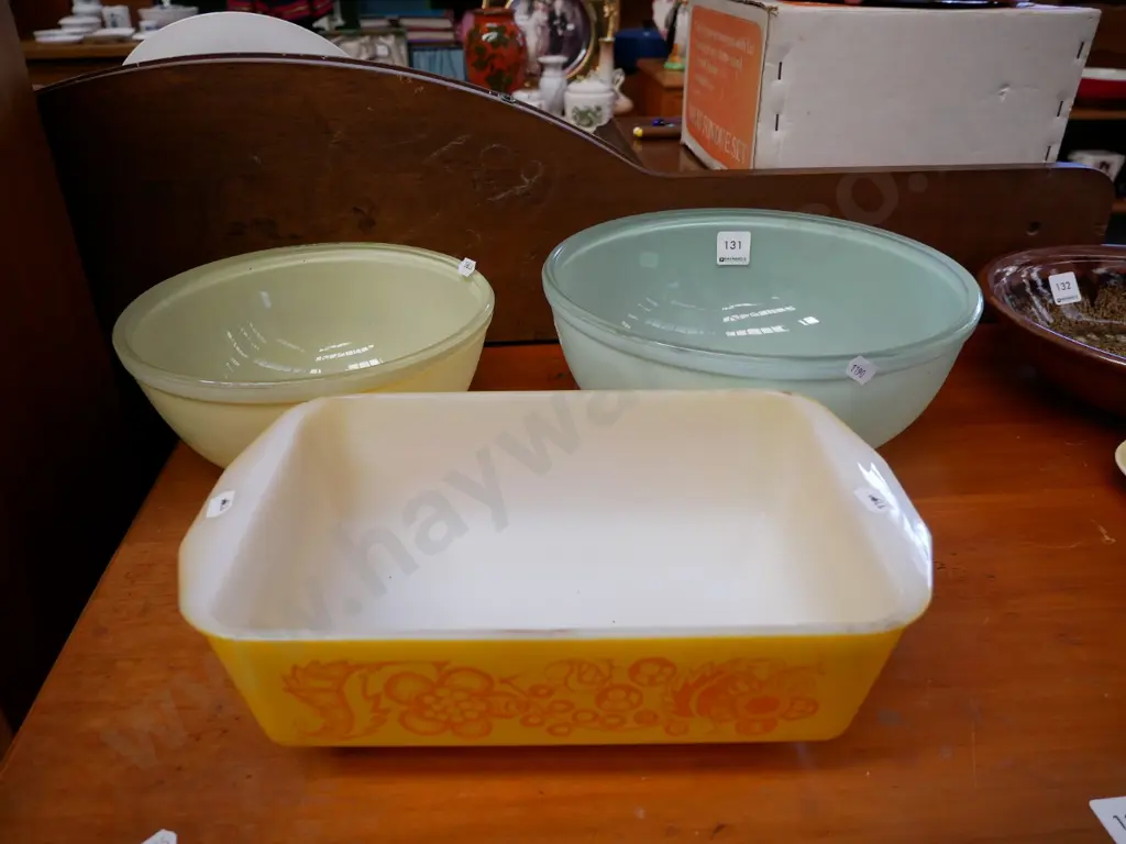 2 Pyrex bowls and retro baking dish Image 1++