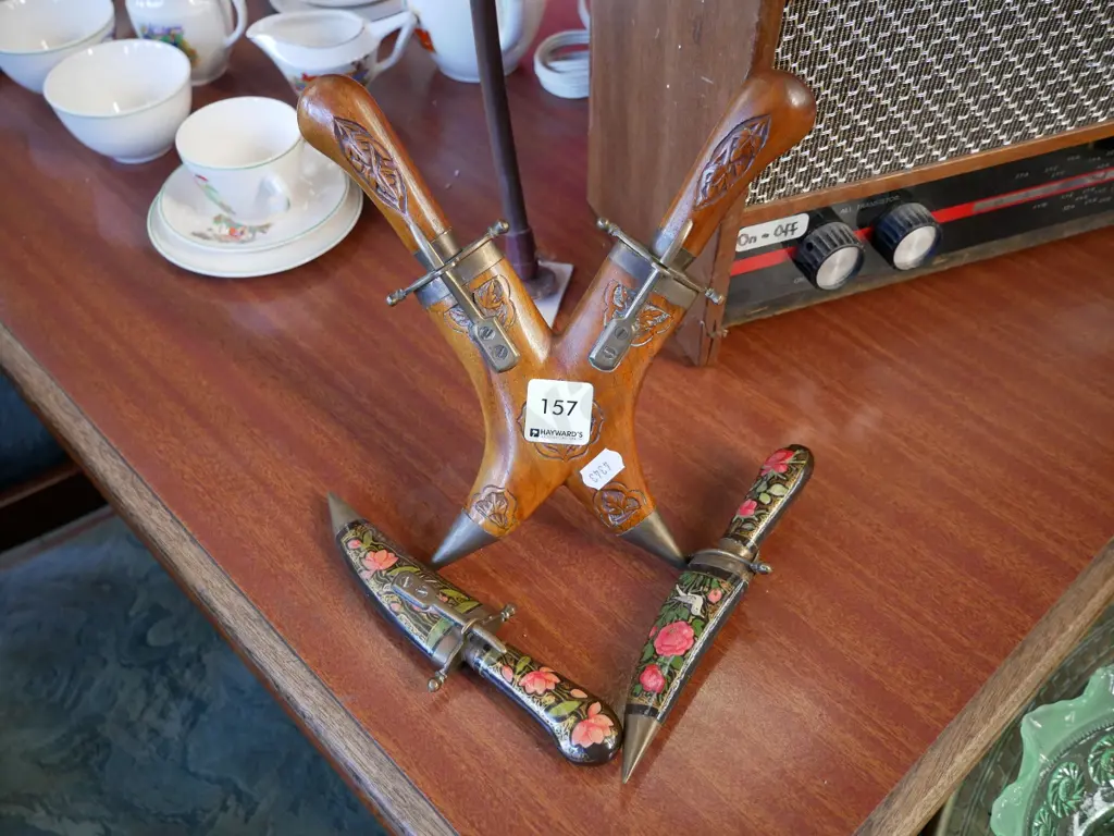 4 souvenir knives in scabbards Image 1++