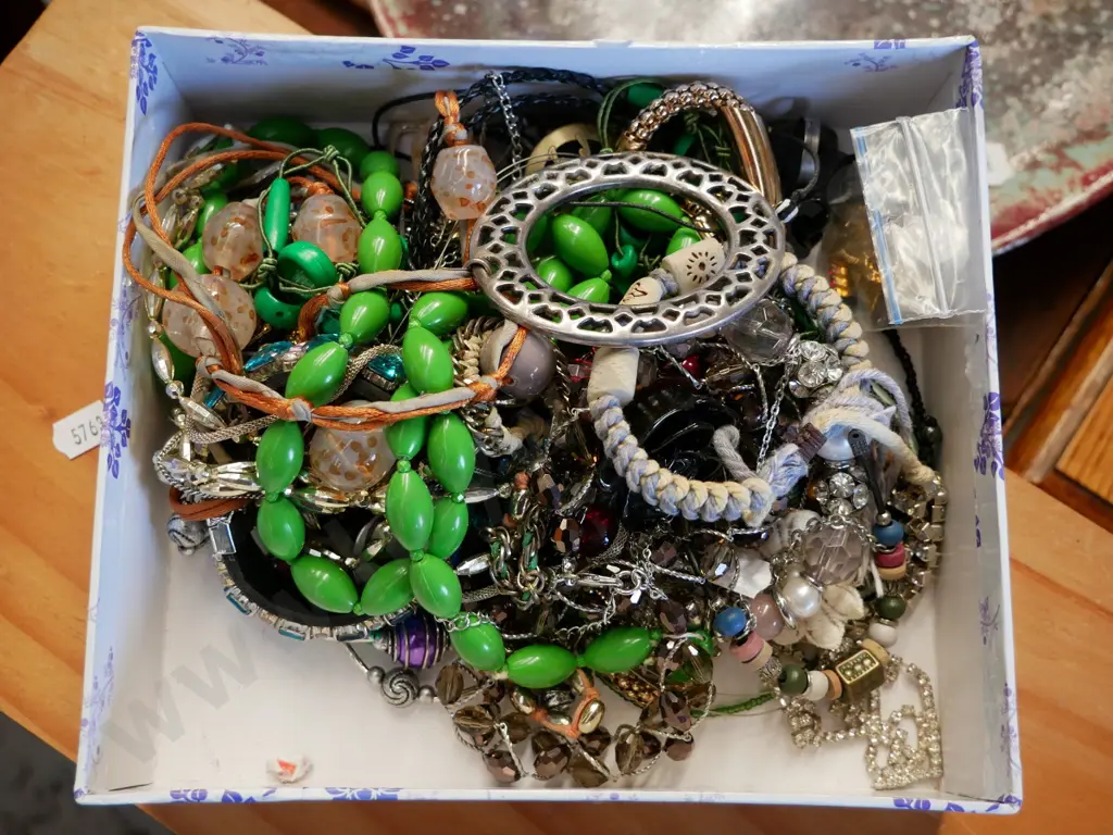 box ; costume jewellery Image 1++