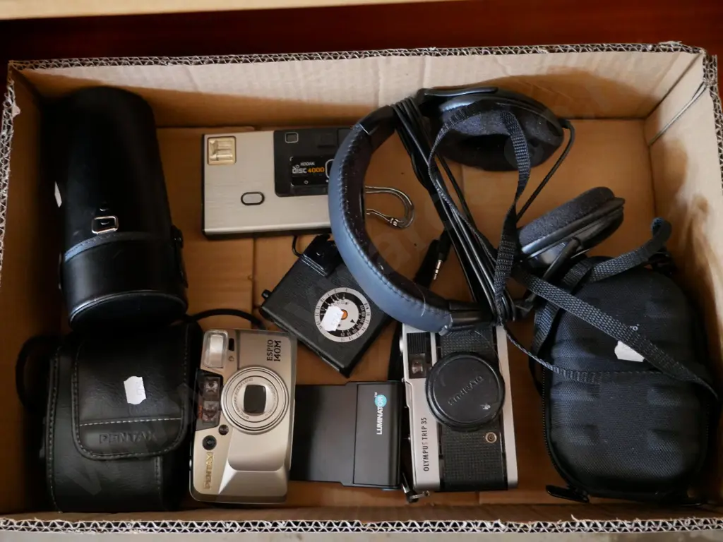 box; 35mm film cameras, disc camera, head phones, lens case Image 1++