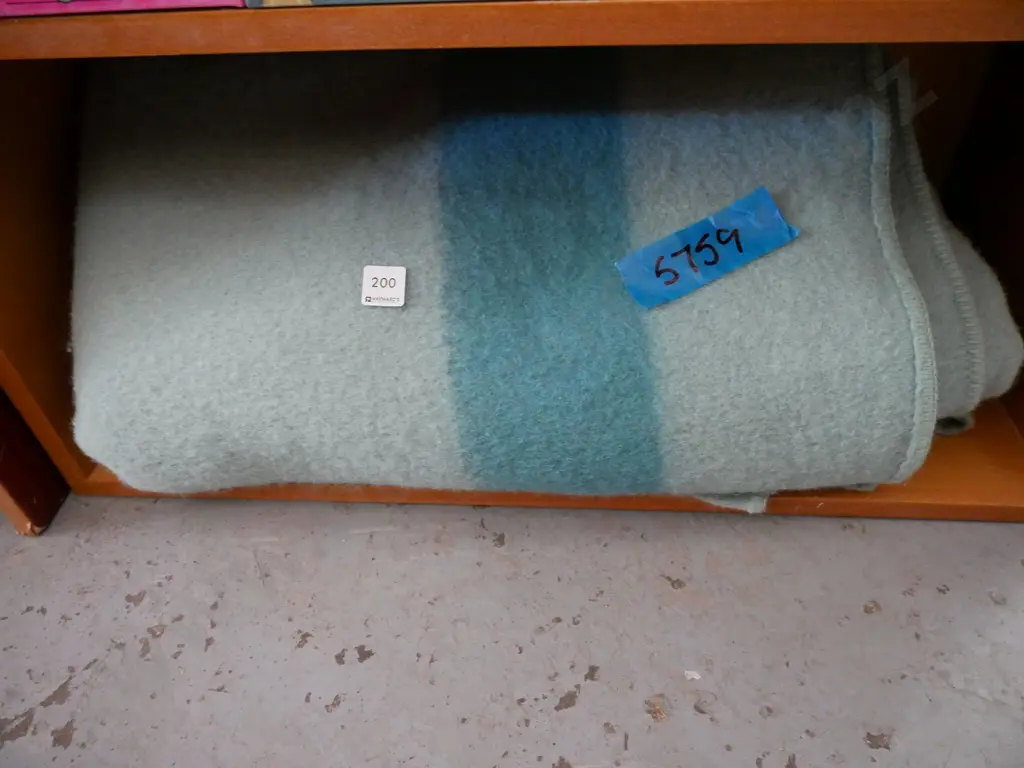 thick green woollen blanket Image 1++