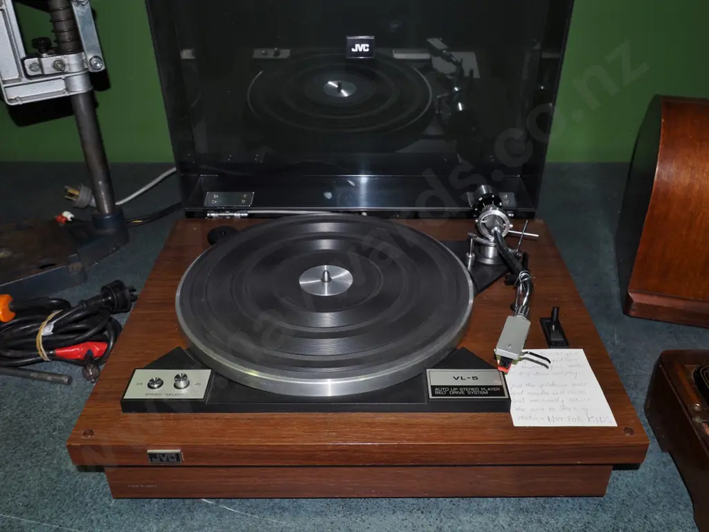 JVC turntable Image 1++