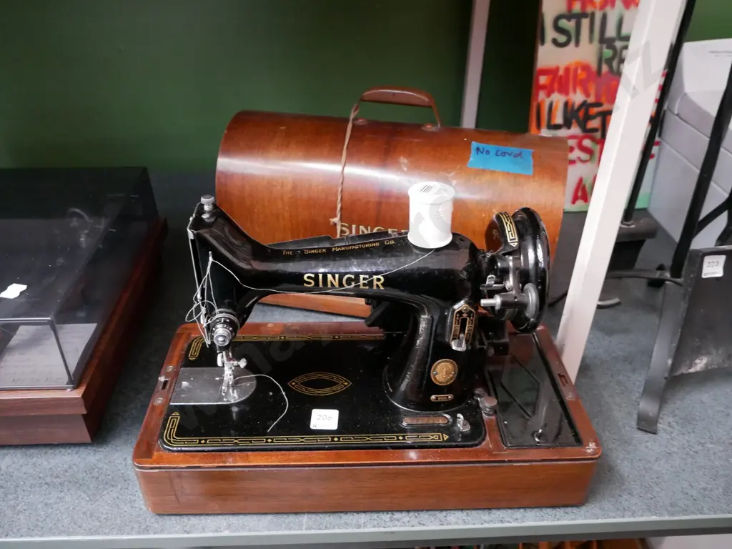 Singer tabletop electric sewing machine - no cord Image 1++