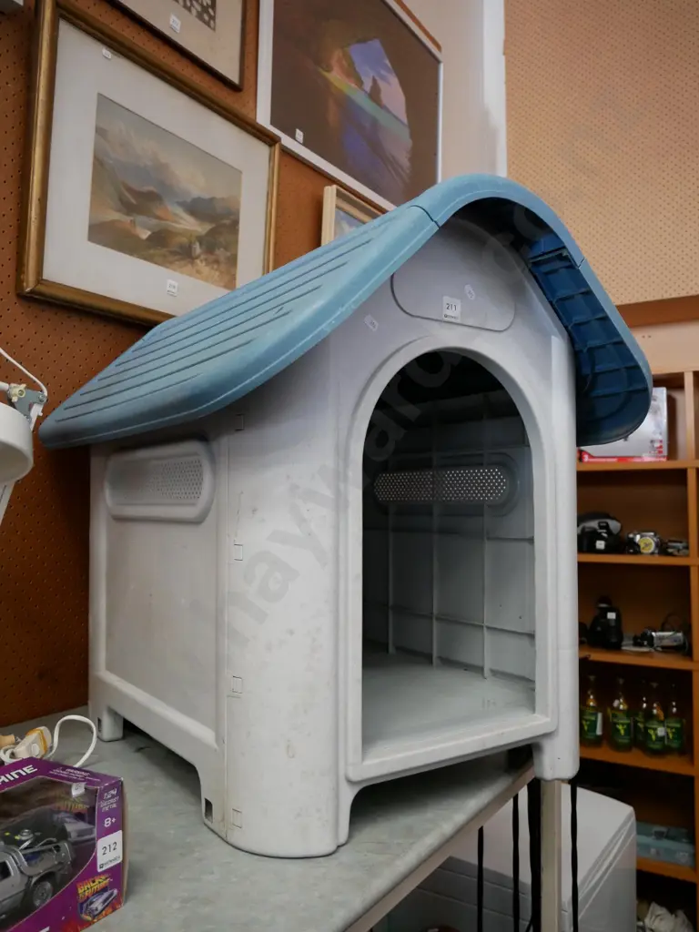 plastic kennel H- 670, W- 550, D- 750 Image 1++