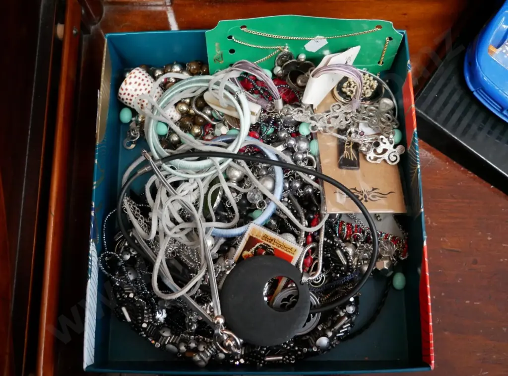 box of costume jewellery Image 1++