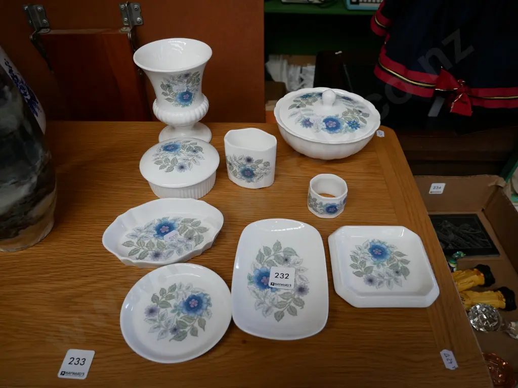 Wedgwood Clementine dressing table set Image 1++