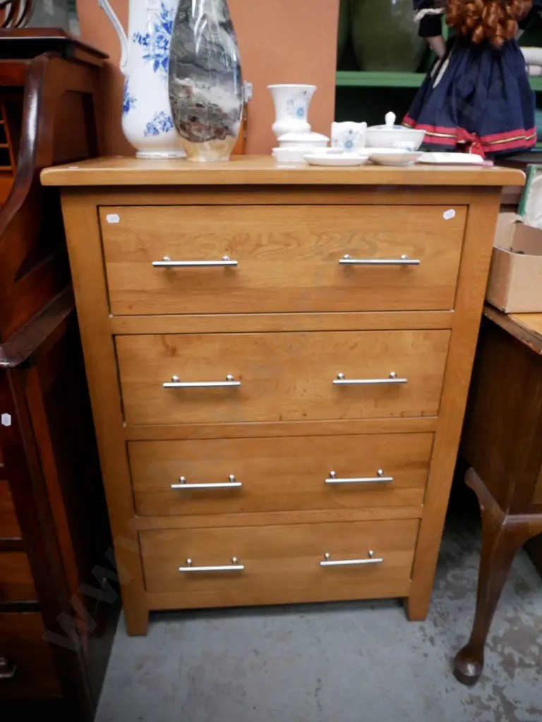 oak 4 drawer tall boy in very good condition H- 960, W- 700, D- 400 Image 1++