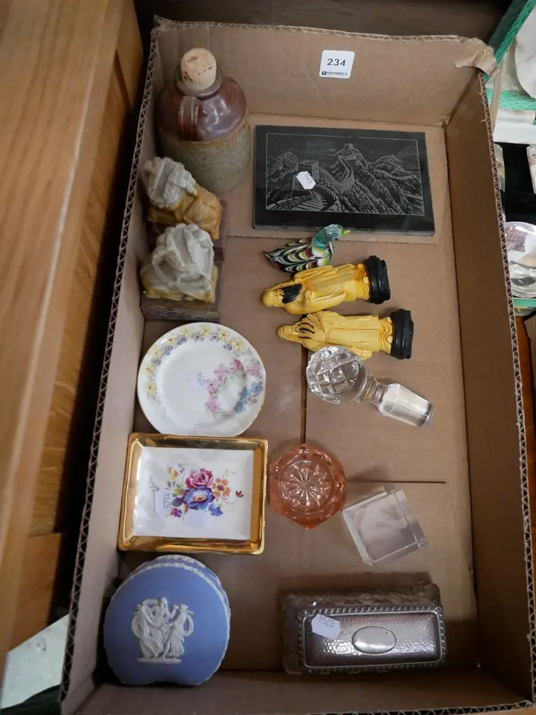 box; soapstone Fu Dogs, figurines, pin dishes etc Image 1++
