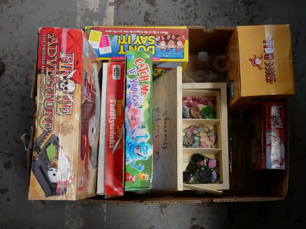 box; various games and jewellery box with necklaces Image 1++