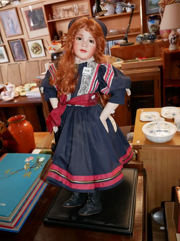 porcelain display doll Image 1++