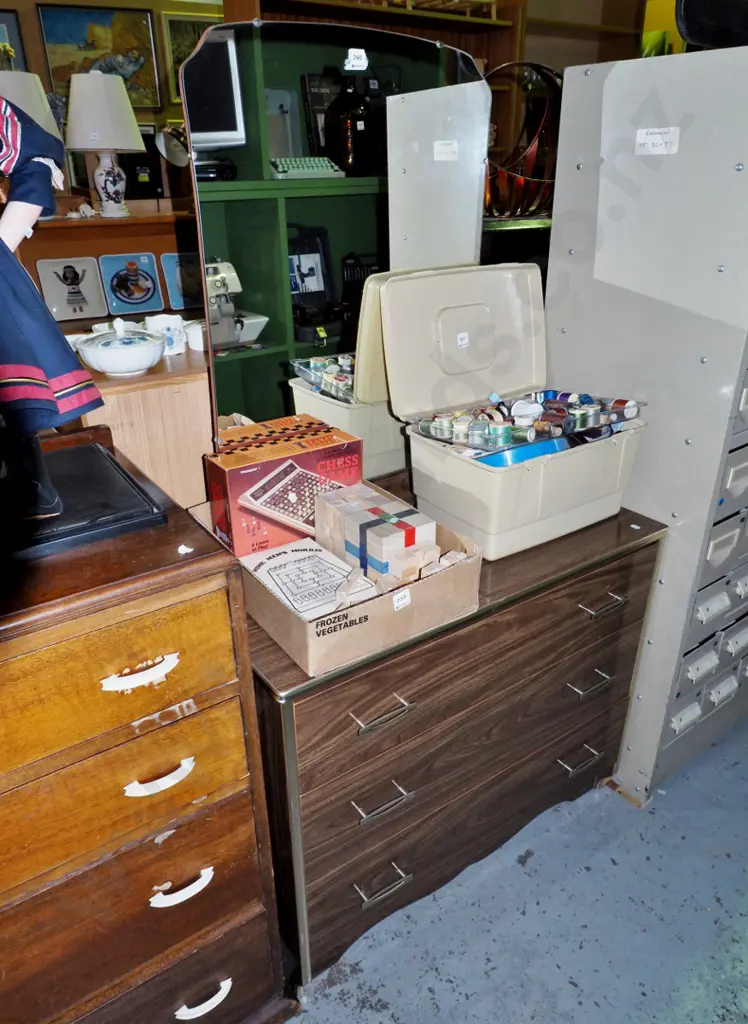 3 drawer Formica mirror back dresser H- 1430, W- 800, D- 400 Image 1++