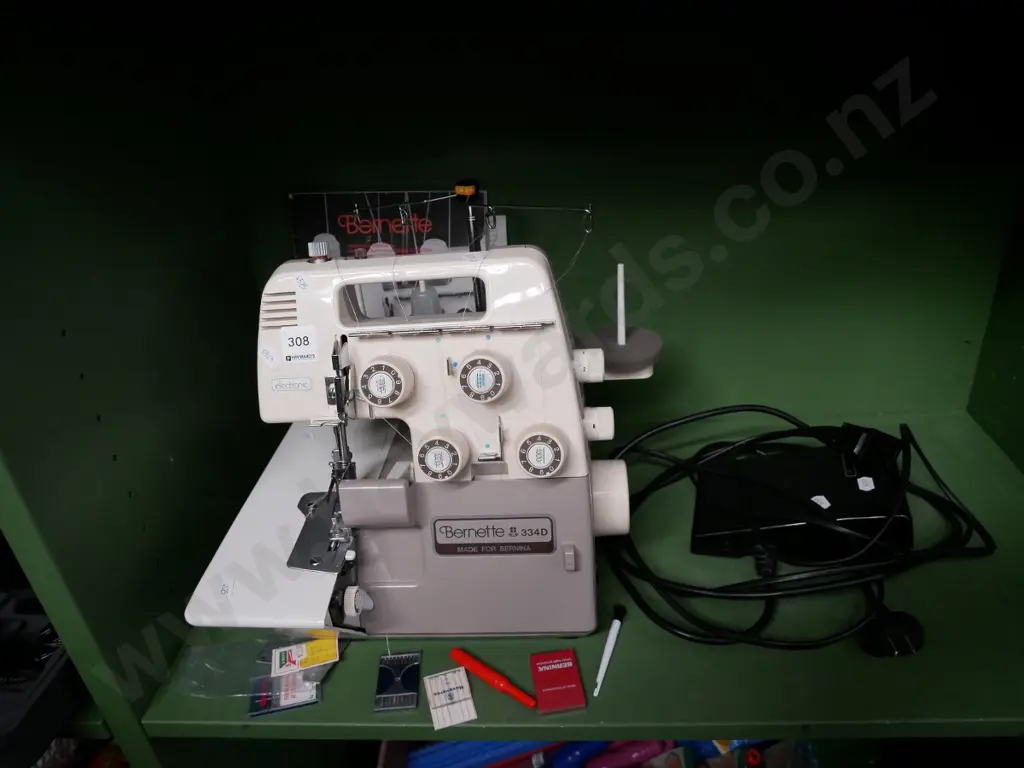 Bernette 4 spool overlocker Image 1++