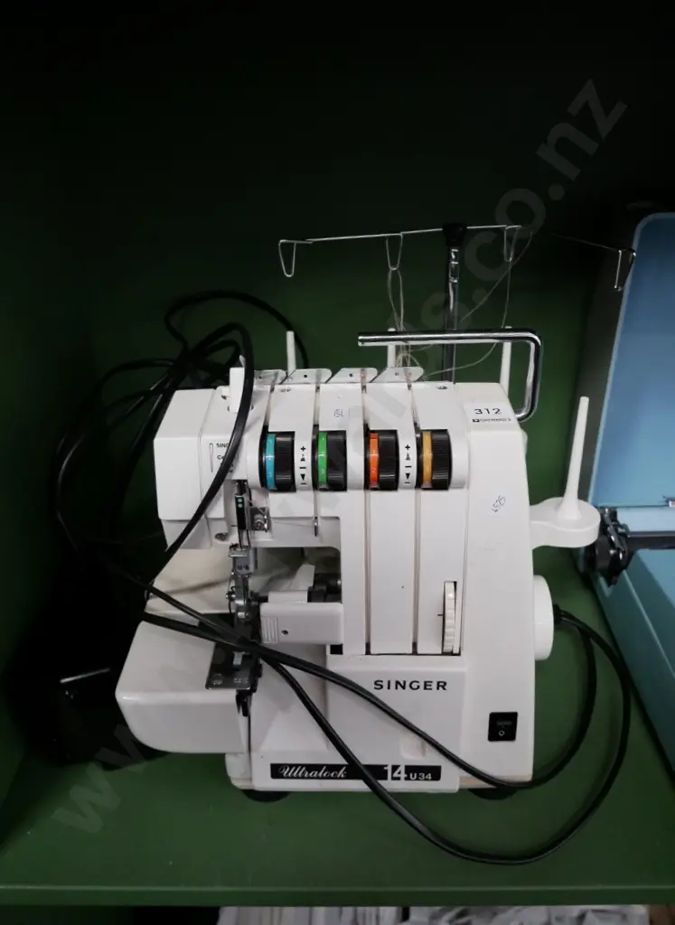 Singer 4 spool overlocker Image 1++