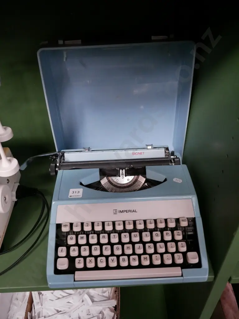 Imperial portable typewriter Image 1++